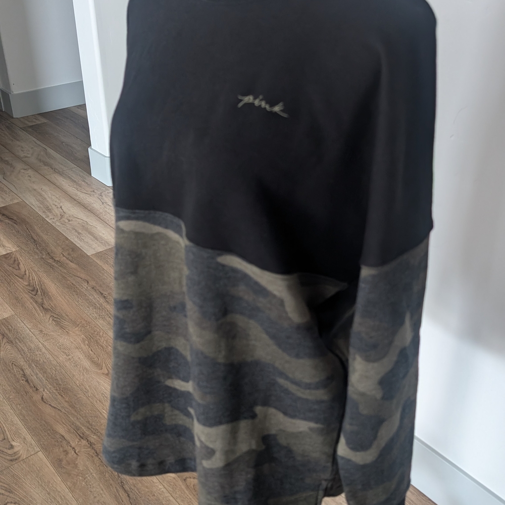PINK Victoria's Secret Black and Camouflage Men's Sweater - Picture 12 of 13